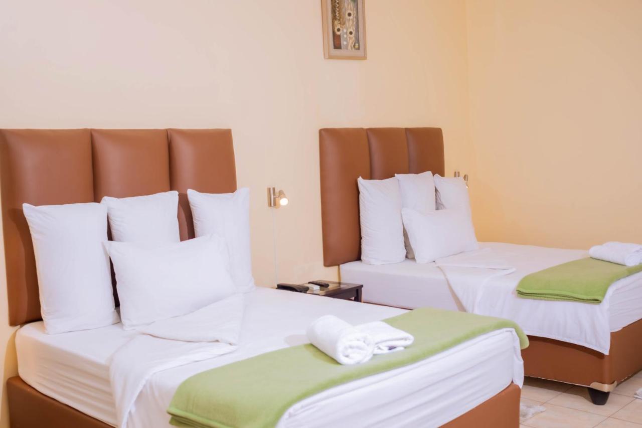 Road House Guest House Omuthiya المظهر الخارجي الصورة