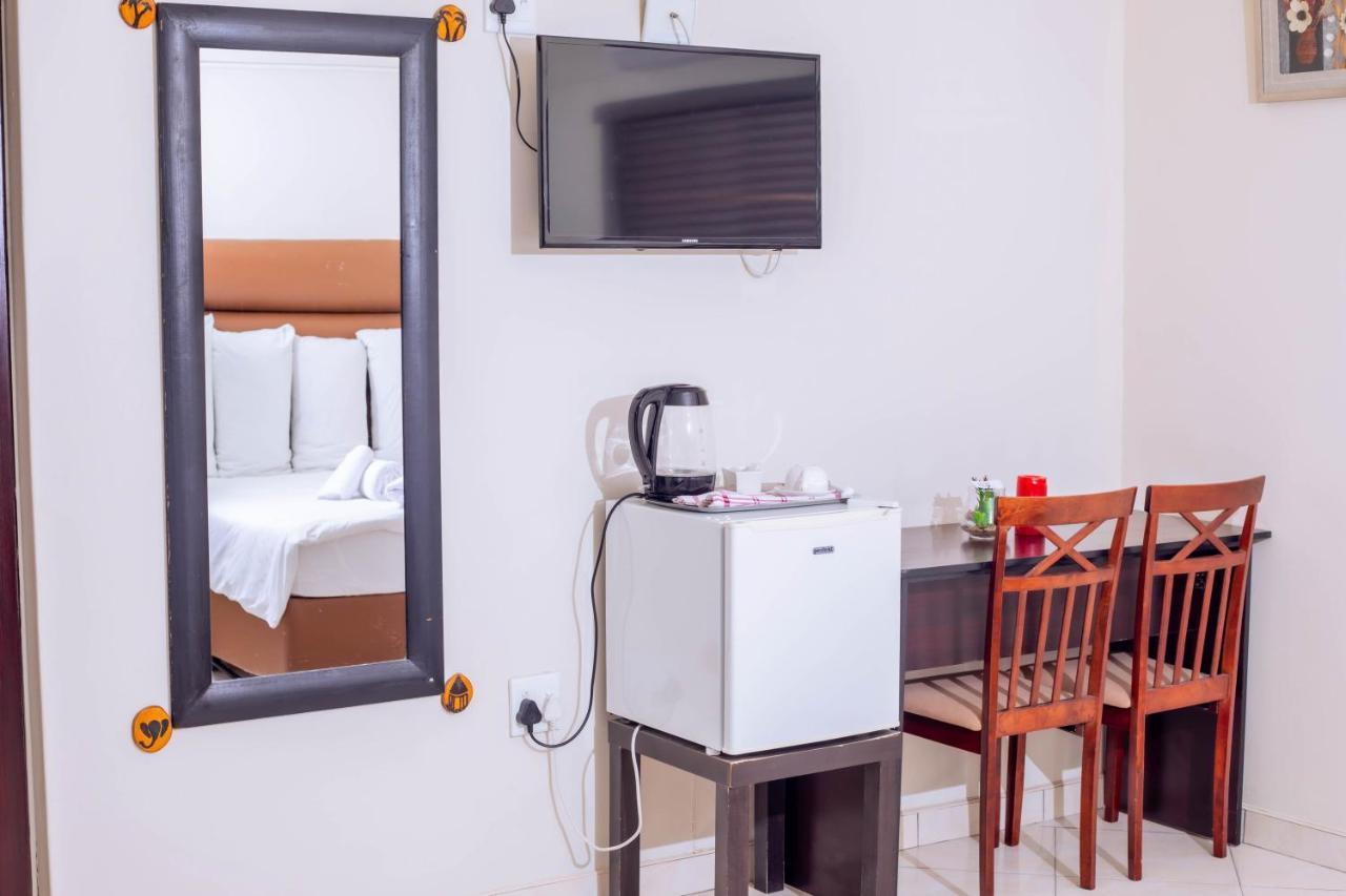 Road House Guest House Omuthiya المظهر الخارجي الصورة