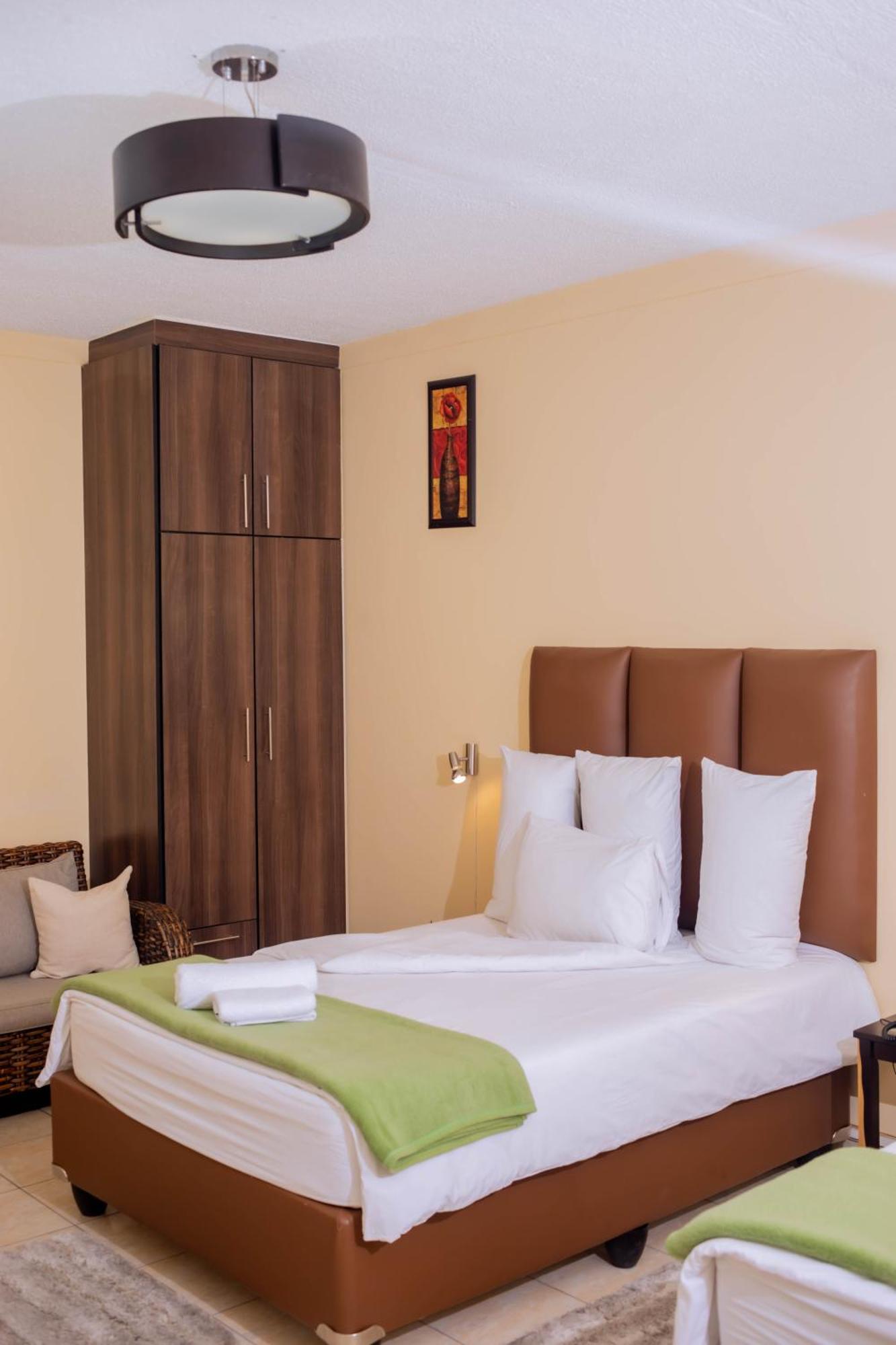 Road House Guest House Omuthiya المظهر الخارجي الصورة