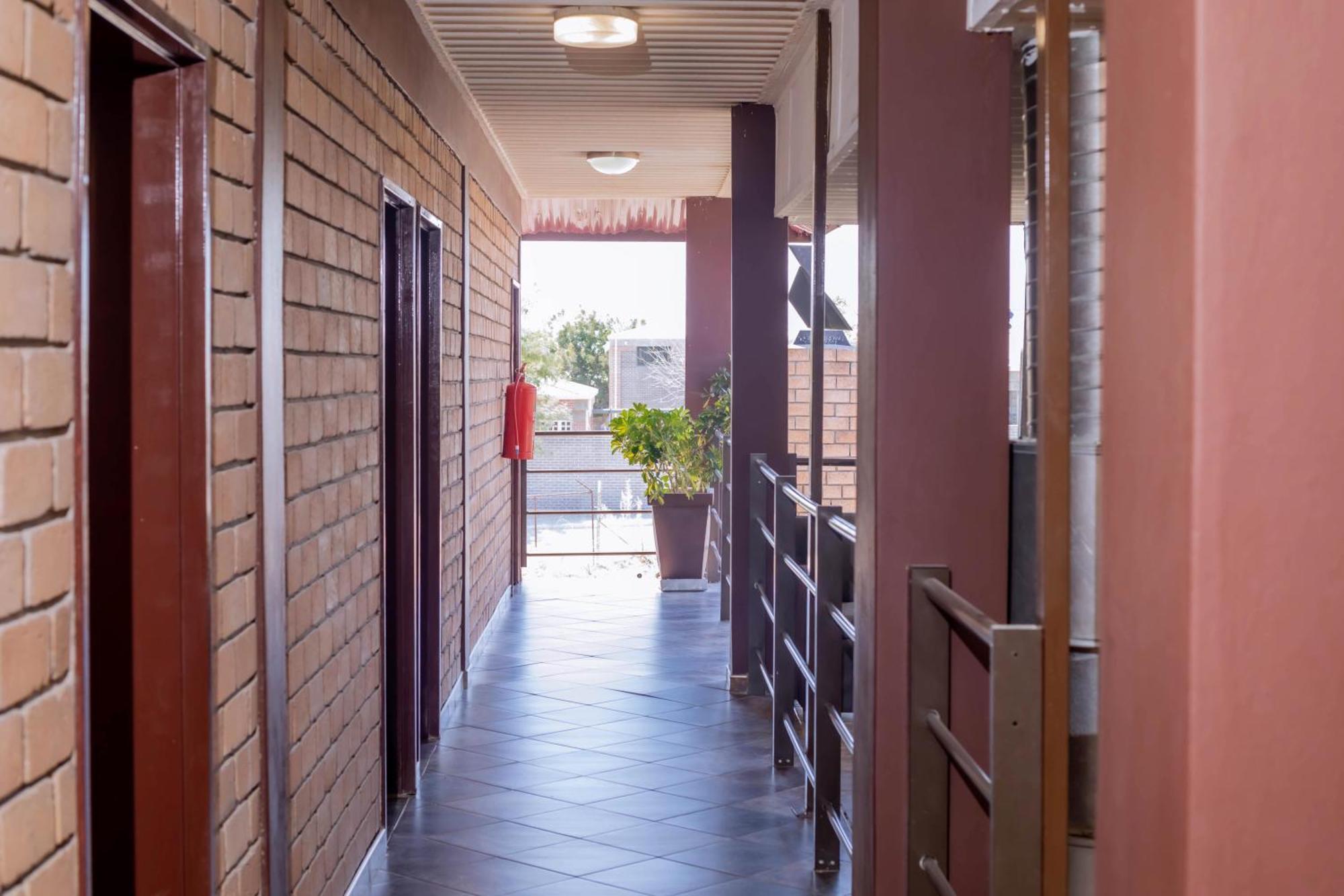 Road House Guest House Omuthiya المظهر الخارجي الصورة